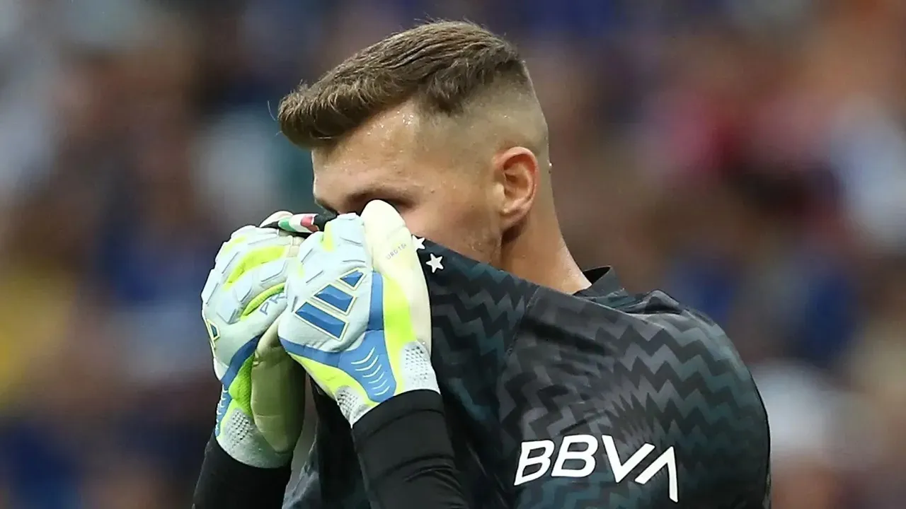 Pertahankan Josep Martinez, Chivu Punya Alasan Khusus Tunda Debut Provedel