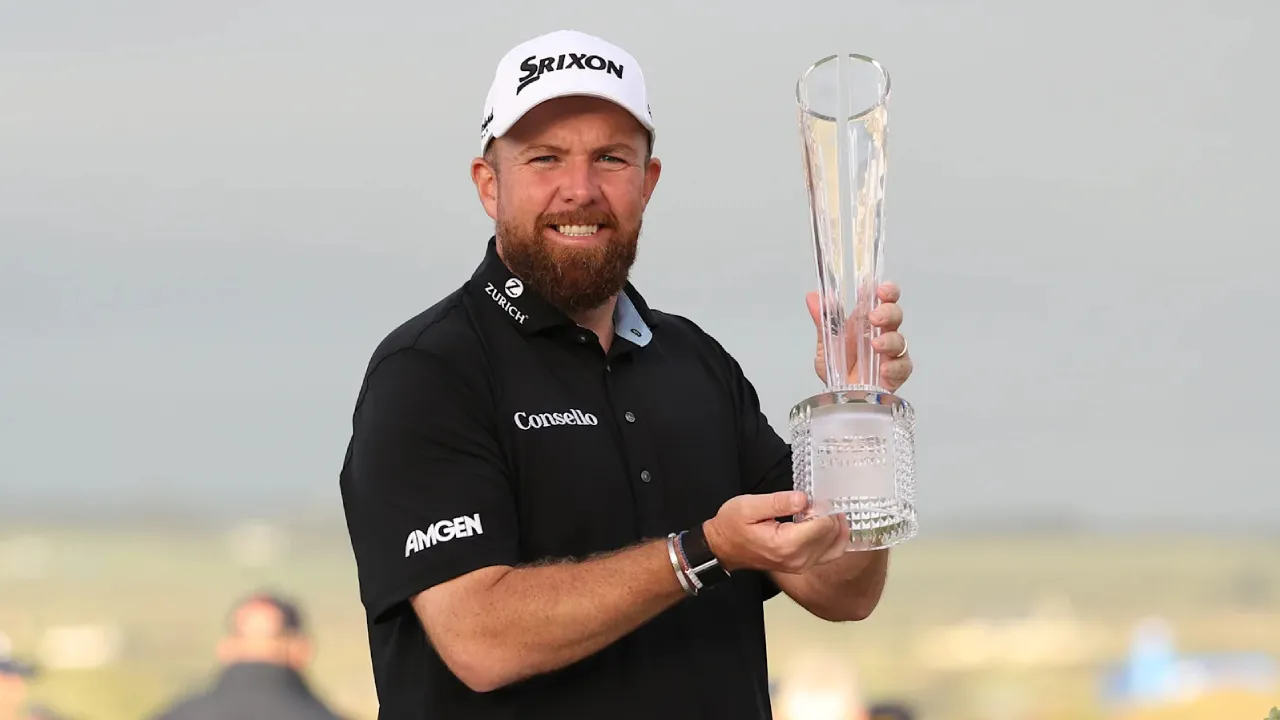 Shane Lowry (kanan) berpose dengan trofi Irish Open, didampingi Presiden AS Donald Trump. (Foto: Golf Digest)