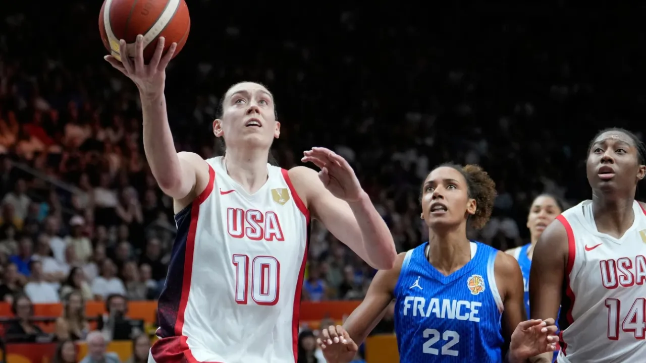 Breanna Stewart mencatat 22 poin, 10 rebound, dan empat assist di final sekaligus dinobatkan sebagai MVP Piala Dunia FIBA Putri 2026. (Foto: AP)