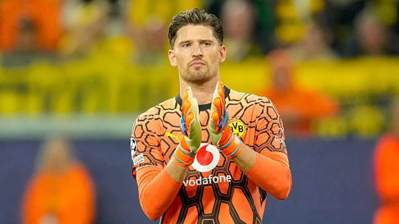 Kiper Borussia Dortmund, Gregor Kobel, menolak pinangan Newcastle United demi meraih trofi