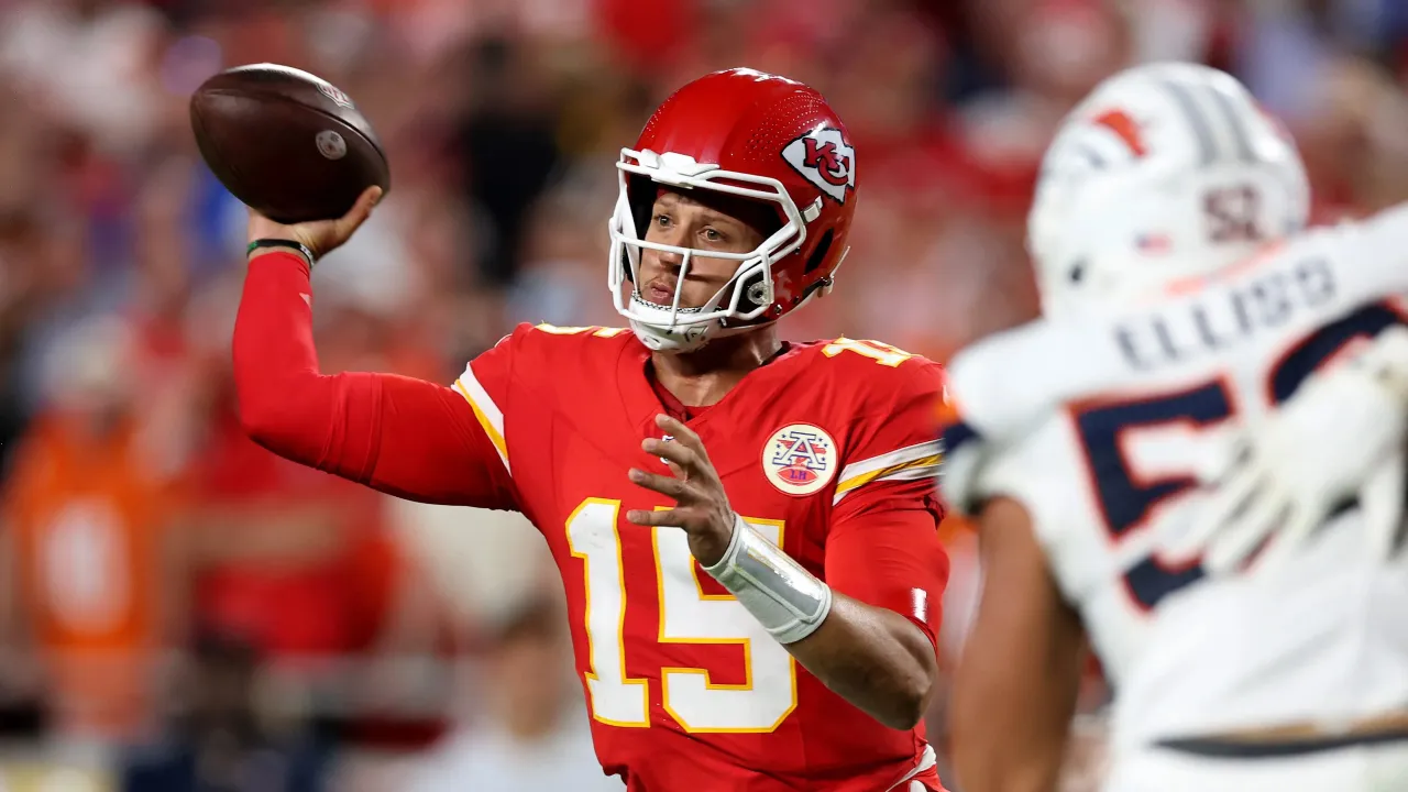 Pertandingan tersebut menjadi momen penting bagi Patrick Mahomes yang kembali tampil setelah menjalani rehabilitasi selama sembilan bulan akibat cedera lutut. (Foto: AP)