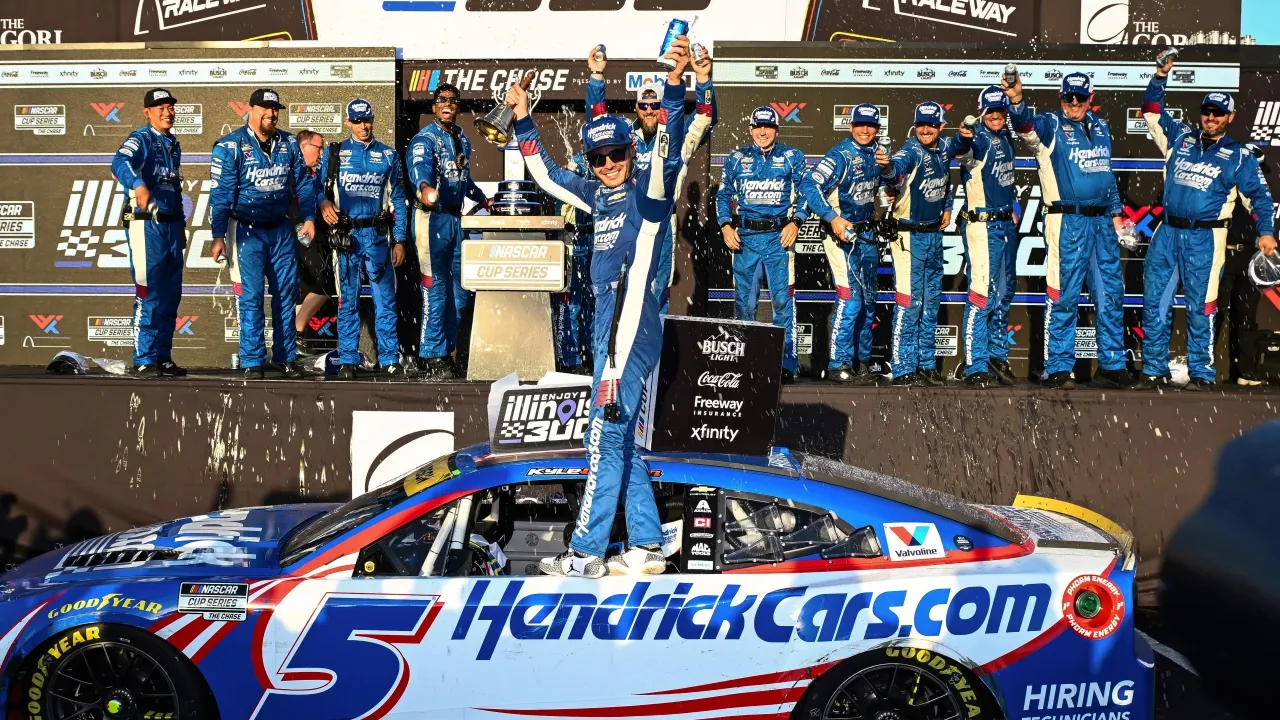 Kyle Larson melakukan selebrasi di atas mobilnya setelah memenangi balapan NASCAR Cup Series di World Wide Technology Raceway. (Foto: AP)