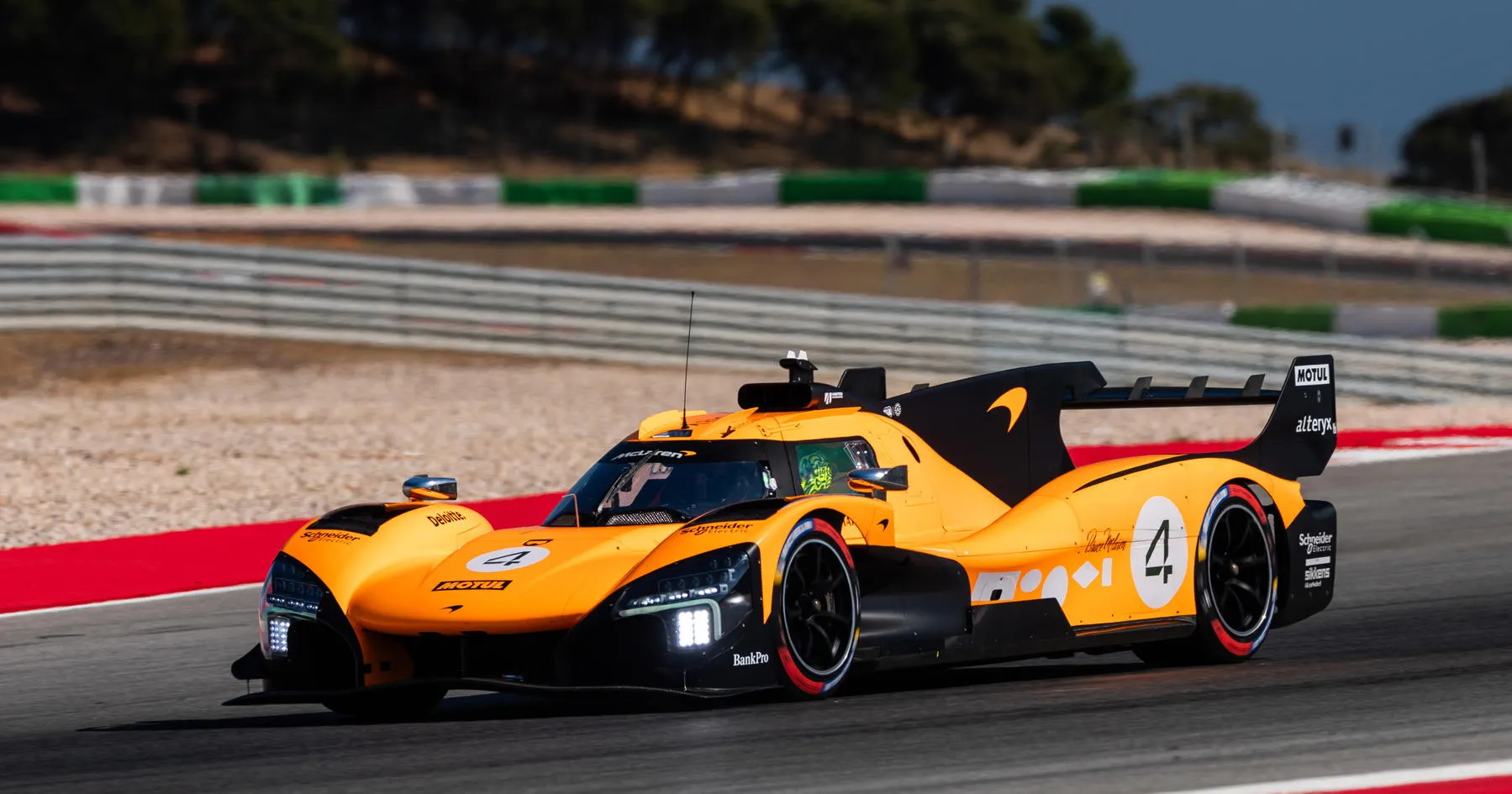 Lando Norris Uji Coba Hypercar McLaren untuk WEC 2024 - sumber: (racingnews365)