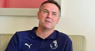 Michael Owen Kritik Pertahanan MU: Lima Tahun Masih Begini-Begini Saja