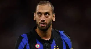 Tuttosport: Inter Ingin Hakan Calhanoglu Bertahan, Tapi Harus Potong Gaji