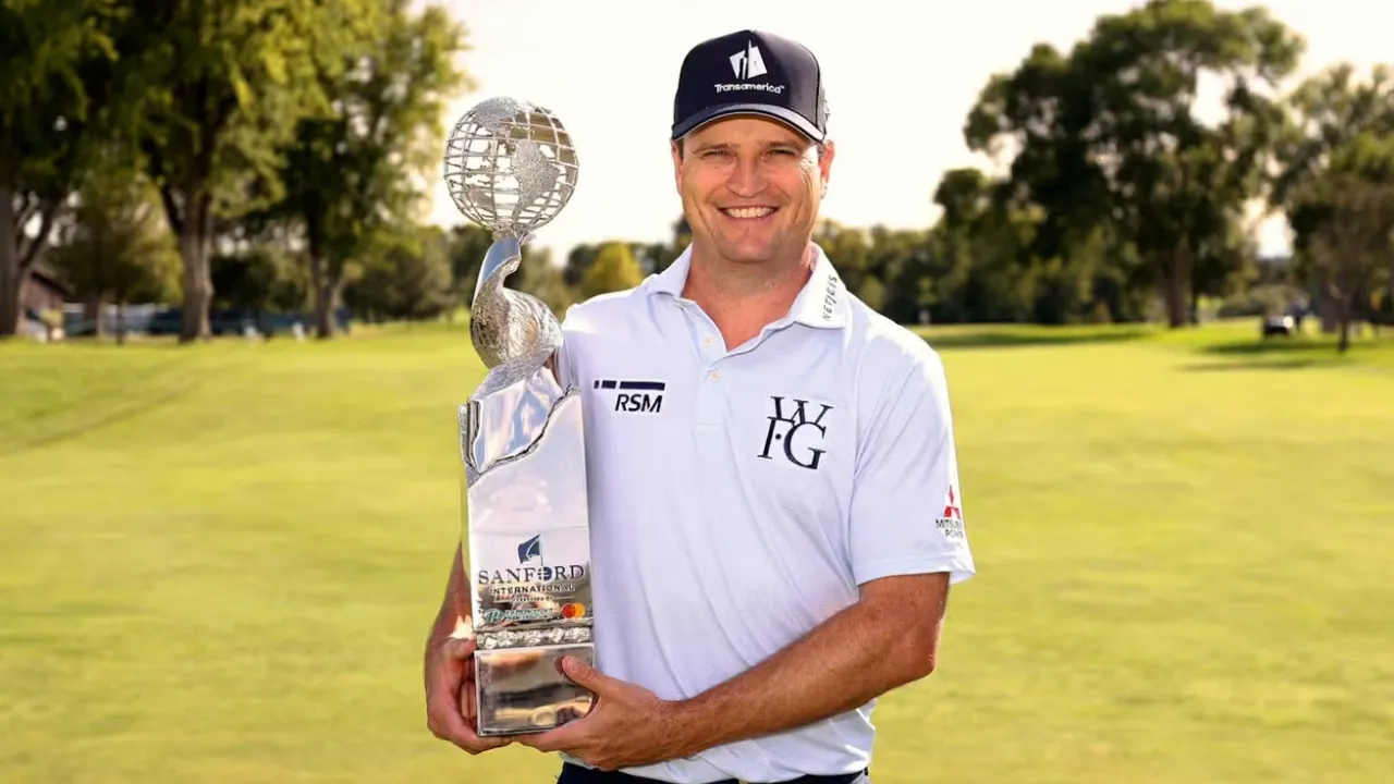 Zach Johnson berpose dengan trofi Sanford International. (Foto: Golf Digest)