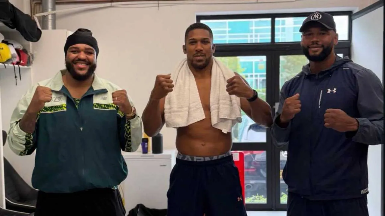 Frazer Clarke mengunggah foto yang memperlihatkan dirinya bersama Anthony Joshua (tengah) dan petinju kelas berat lain yang dilatih Davison, Jeamie TKV. (Foto: Fight TV)