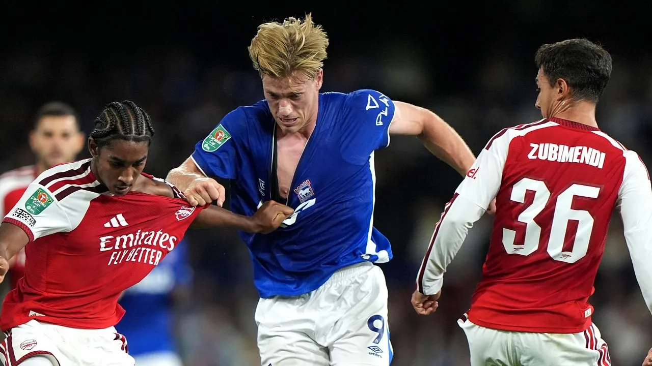 Gary O'Neil sebut Chuba Akpom dan Zian Flemming tampil menjanjikan lawan Arsenal