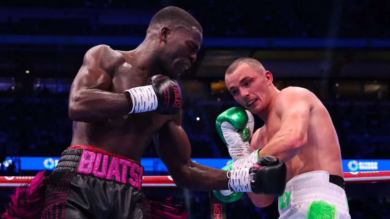Joshua Buatsi (kiri) dan Willy Hutchinson pertama kali bertemu dalam partai pendukung Daniel Dubois dan Anthony Joshua pada September 2024. (Foto: Fight TV)