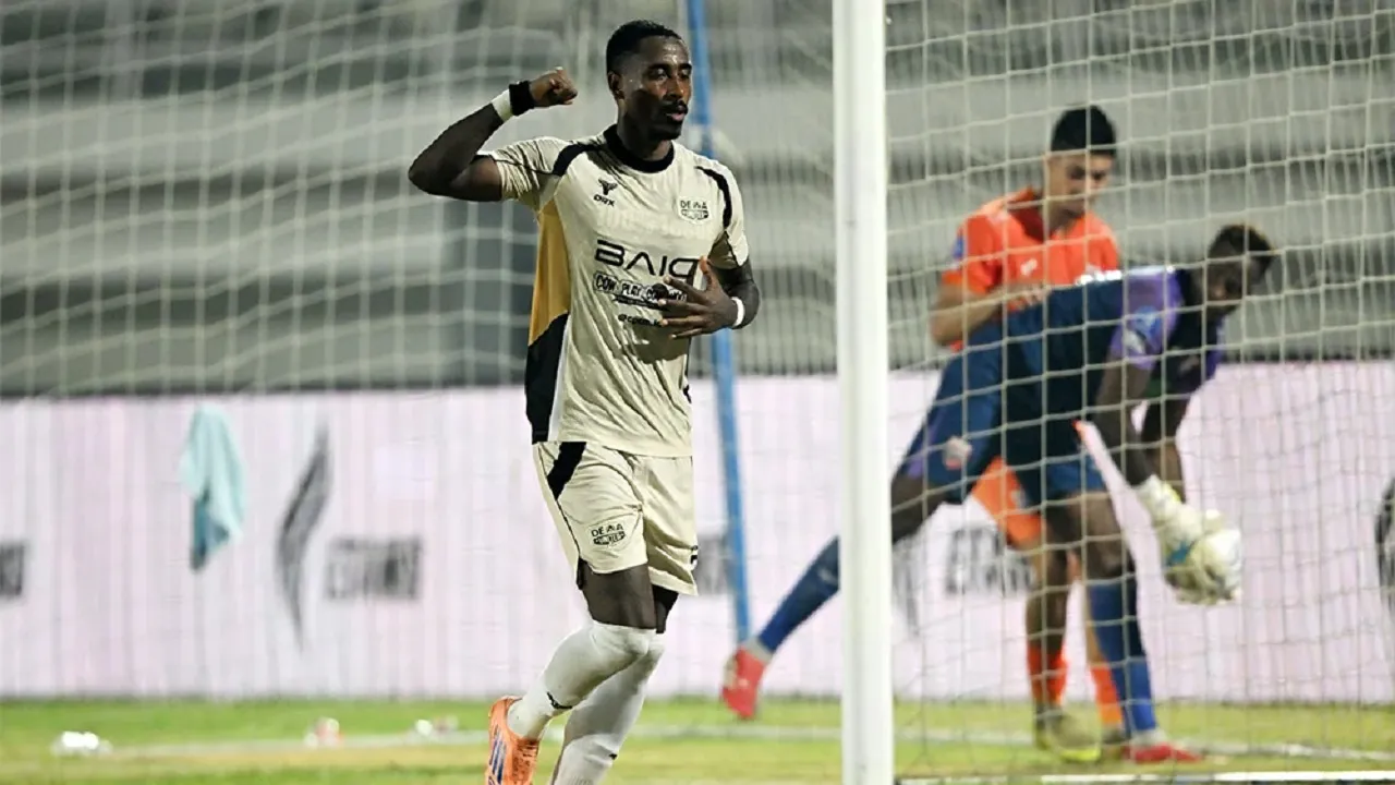 Penyerang Dewa United FC, Denilson Junior cetak brace ke gawang Borneo FC