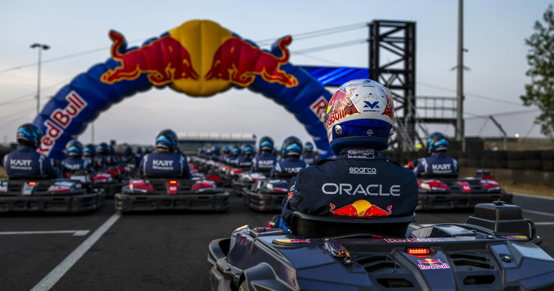 Max Verstappen Tantang 100 Pembalap di Balap Kart Unik - sumber: (racingnews365)