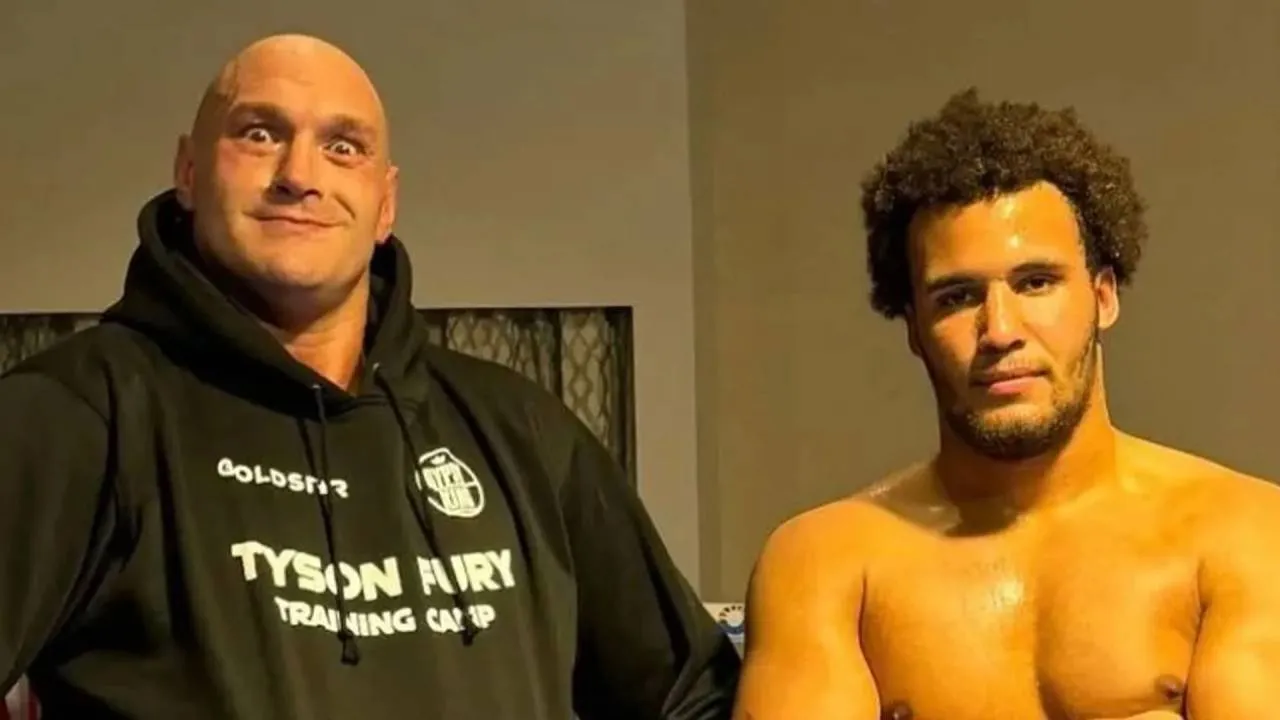 Tyson Fury (kiri) dan Moses Itauma. (Foto: Fight TV)