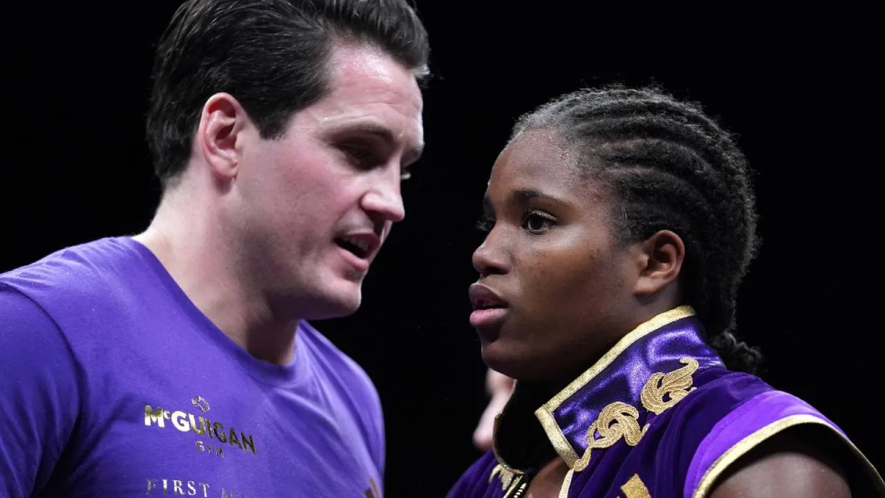 Caroline Dubois (kanan) mengakhiri kerja sama dengan Shane McGuigan pada Juli setelah lama bekerja bersama. (Foto: Fight TV)