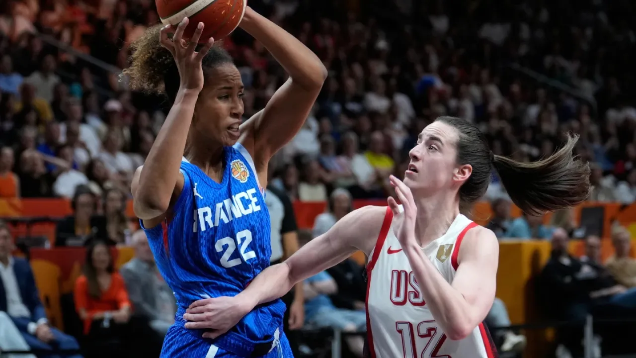 Popularitas Caitlin Clark (kanan) dan basis penggemarnya menjadi salah satu faktor yang turut mendorong perhatian di Piala Dunia FIBA Putri 2026. (Foto: AP)
