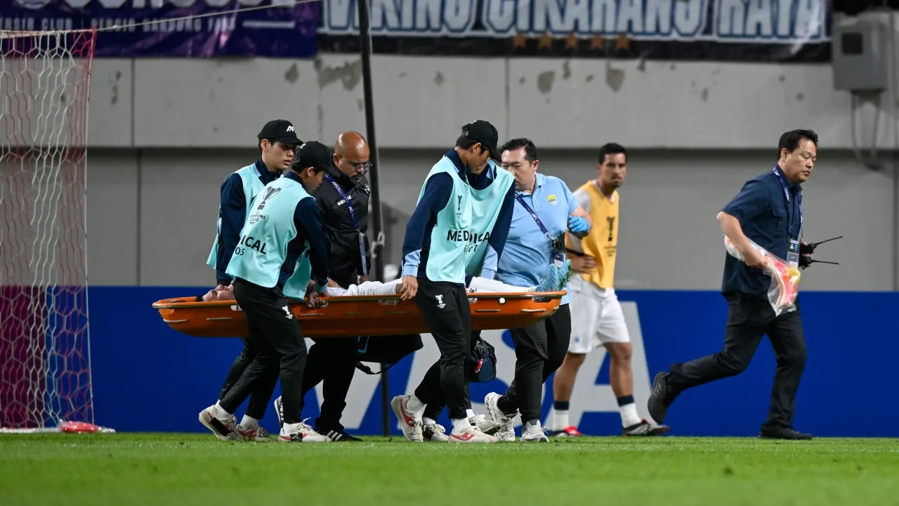 Julio Cesar alami cedera dan harus dilarikan ke rumah sakit