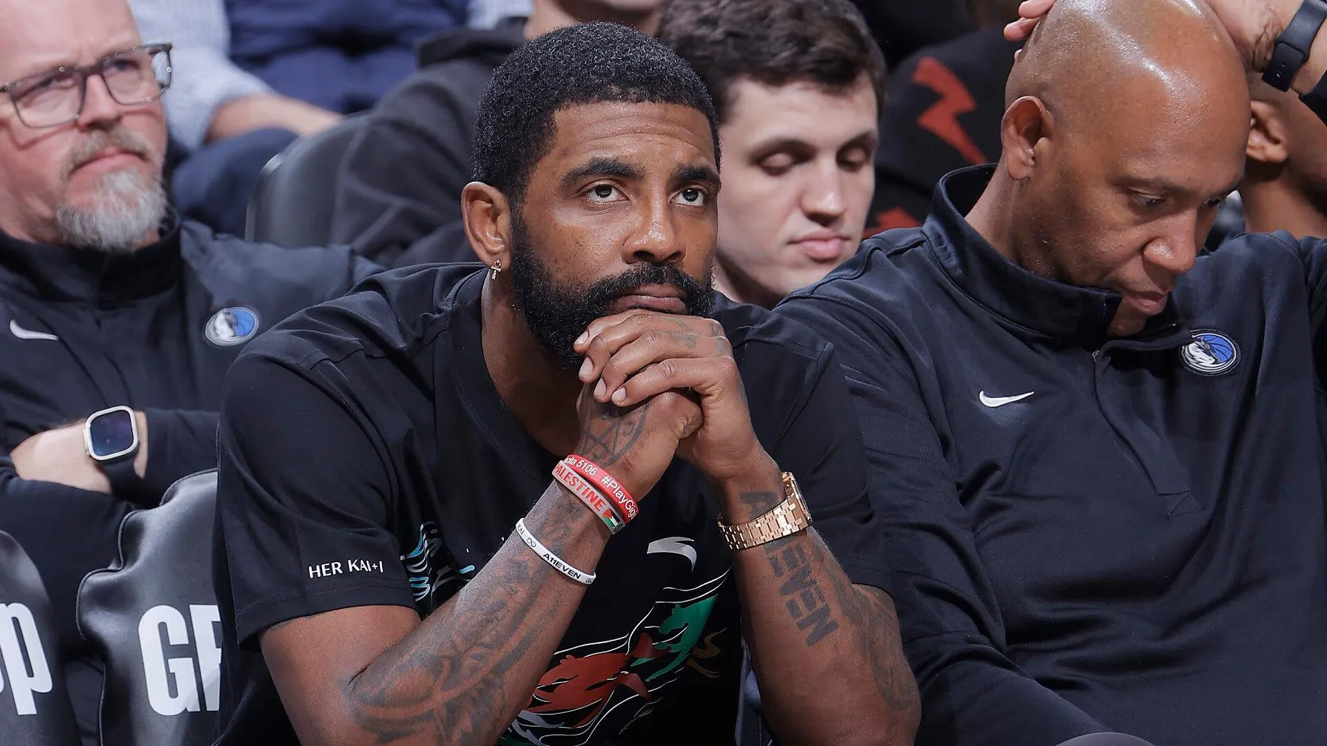 Kyrie Irving Bayar Denda Azeez Al-Shaair dari NFL - sumber: (mainbasket)
