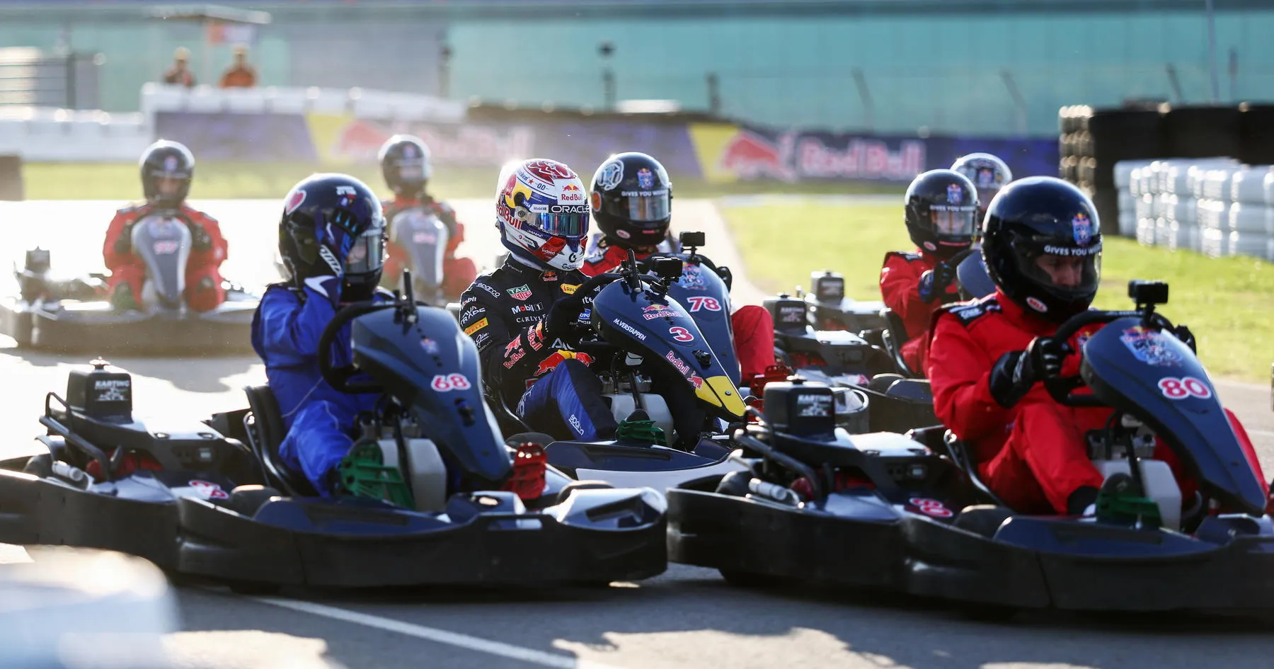 Max Verstappen Andalkan Insting Hadapi Kekacauan 100 Karters - sumber: (racingnews365)