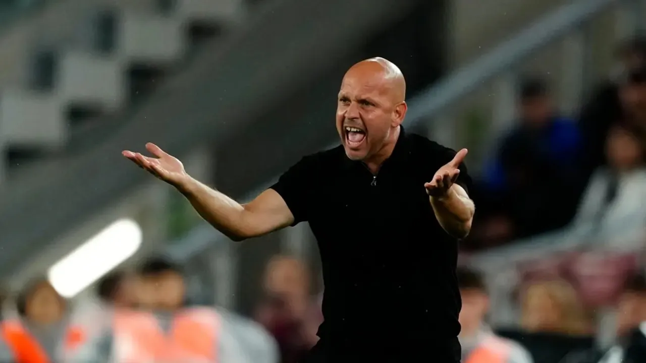 Pelatih Racing Santander Merasa Tanggung Jawab Usai Dilibas Barcelona