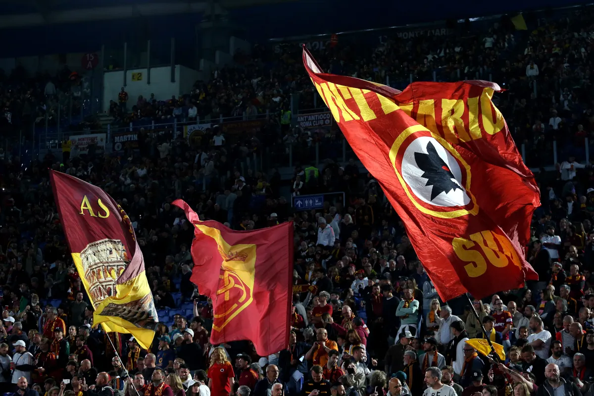 16 Suporter Roma Dilarang Masuk Stadion Italia karena Salam Fasis - sumber: (footballitalia)