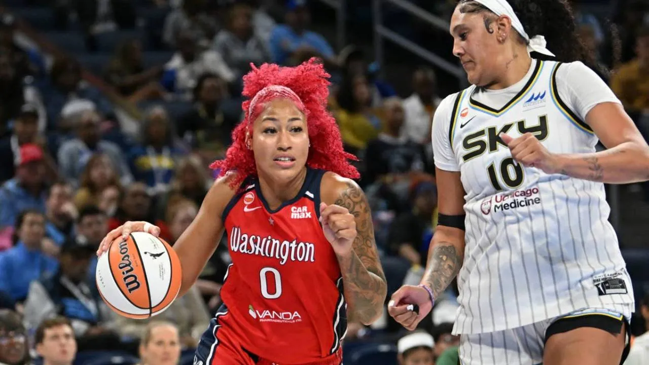 Shakira Austin (kiri) mencetak 20 poin saat Washington Mystics menang 110-80 atas Chicago Sky, Kamis (17/9) malam waktu setempat. (Foto: AP)