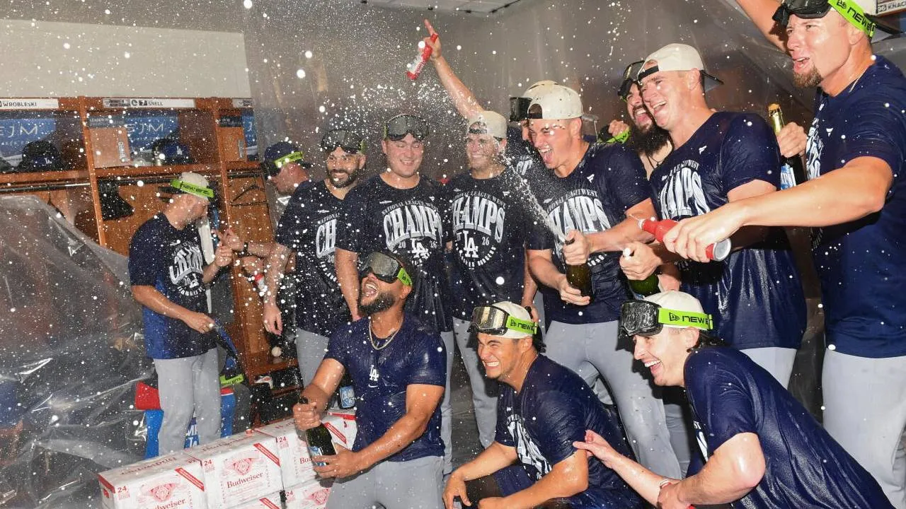 Para pemain Los Angeles Dodgers melakukan selebrasi di ruang gantio setelah memenangi gelar juara National League (NL) West kelima secara beruntun. (Foto: AP)