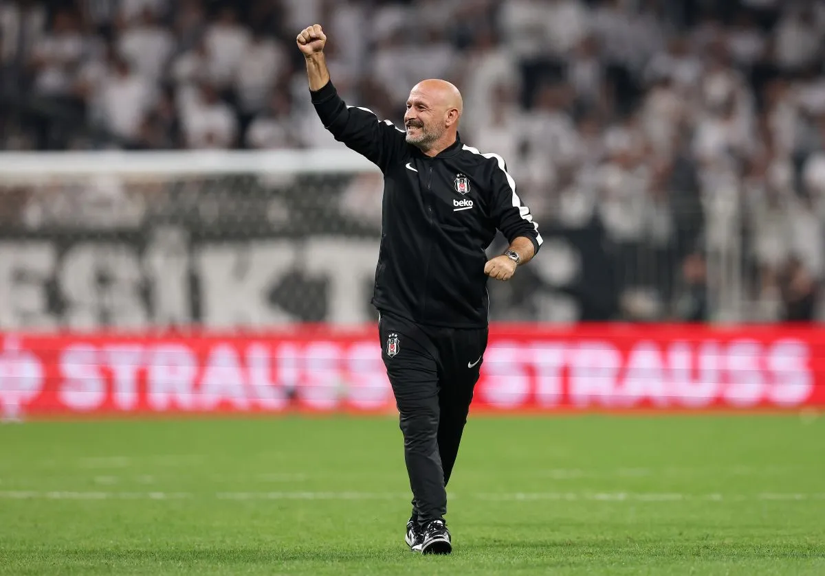Pelatih Italiano Raih Simpati Fans dalam Penghormatan Spesial dari Besiktas - sumber: (footballitalia)