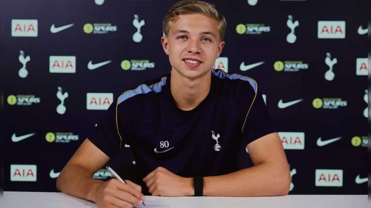 Tottenham Amankan Kontrak Profesional Kapten Tim U18