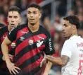 Tottenham Bersaing Dengan Tiga Klub Premier League Untuk Servis Bek Brasil