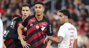 Tottenham Bersaing Dengan Tiga Klub Premier League Untuk Servis Bek Brasil