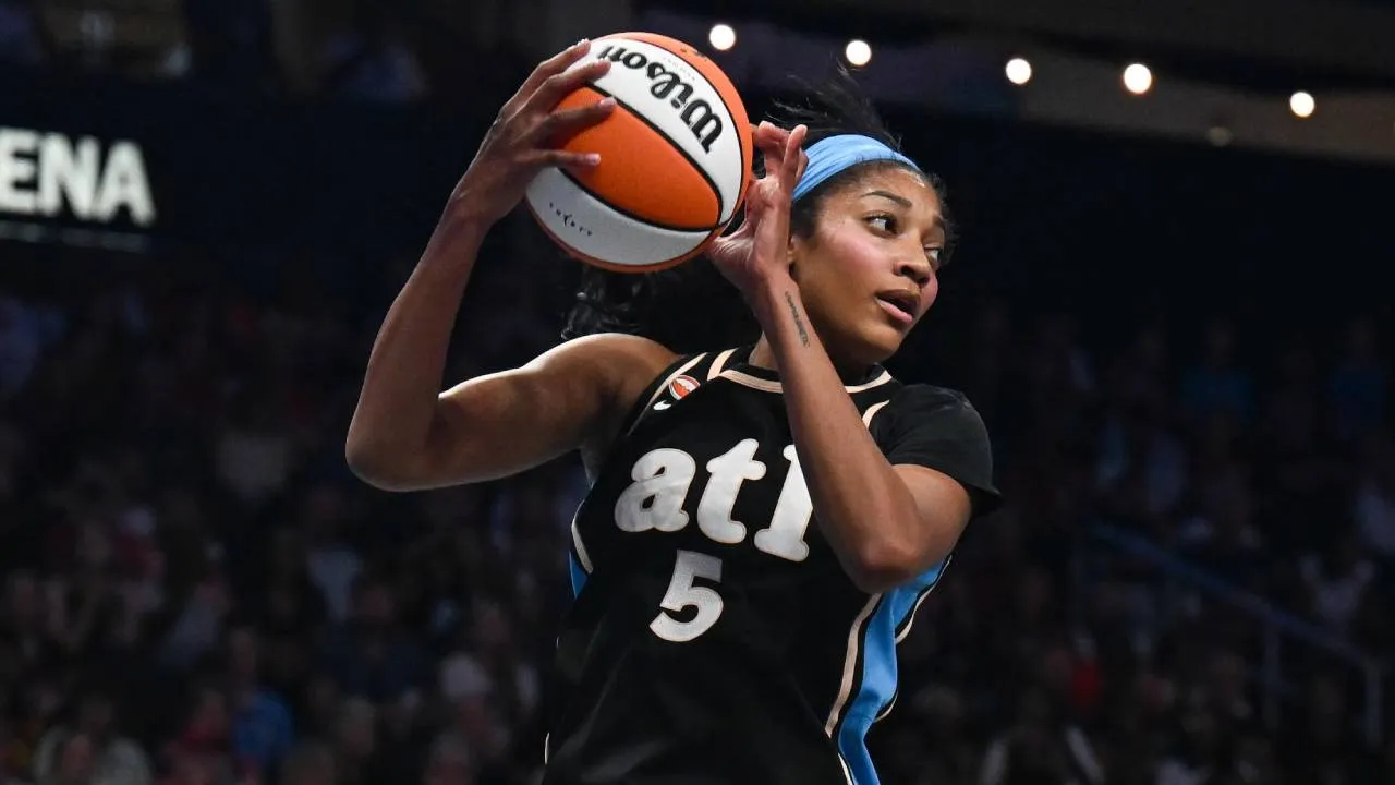 Angel Reese memimpin Atlanta Dream dalam jumlah blok dan mendapat julukan baru “Gold Medal Barbie”. (Foto: AP)