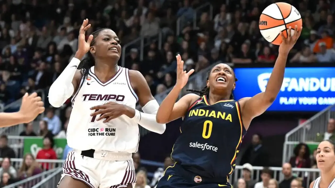 Kelsey Mitchell (kanan) mencetak 33 poin saat Indiana Fever mengalahkan Toronto Tempo 103-85, Jumat (18/9). (Foto: AP)