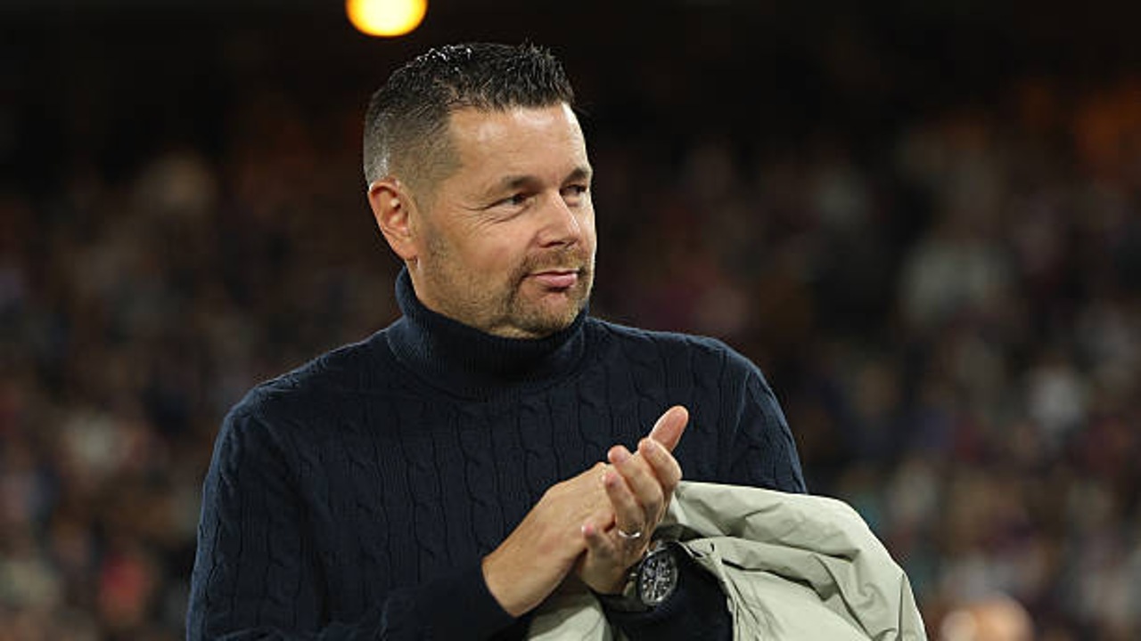 Pierre Sage Waspadai Atmosfer Luar Biasa Elland Road Jelang Lawan Leeds