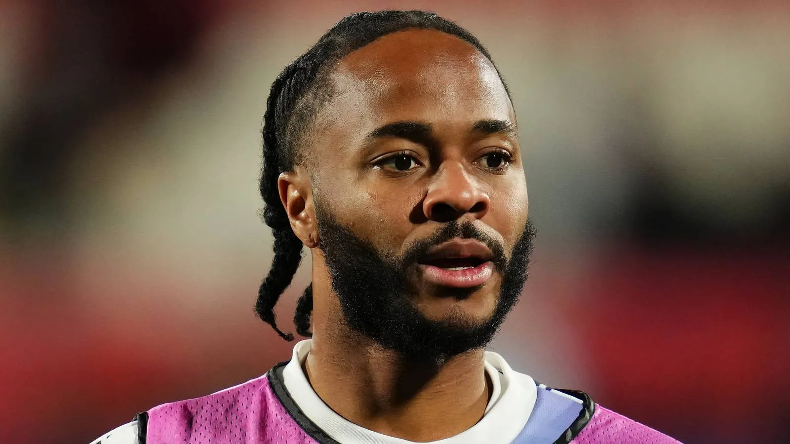 Sterling Buka Suara Usai Akui Tiga Pelanggaran - sumber: (givemesport)