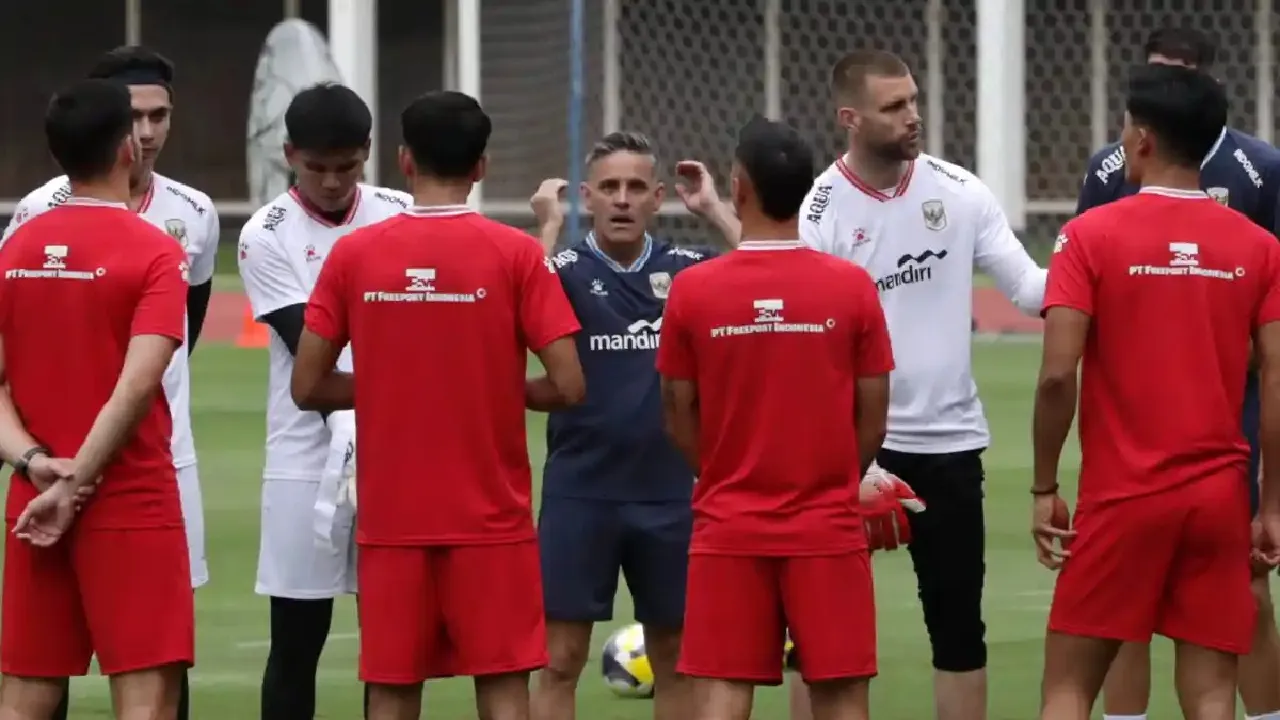 John Herdman dalam sesi Training Center Timnas Indonesia.