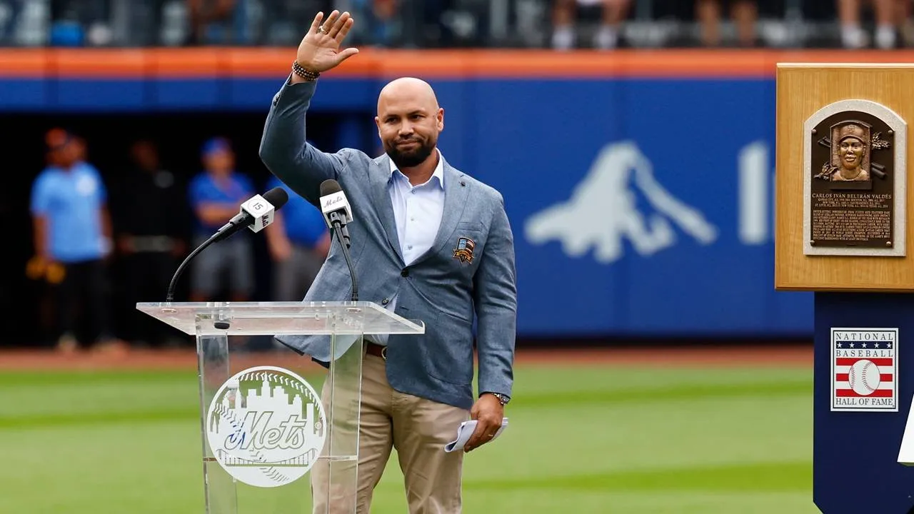 Carlos Beltran dilantik ke dalam Mets Hall of Fame pada Sabtu (19/9), sekaligus nomor punggung 15 miliknya dipensiunkan oleh klubnya. (Foto: AP)