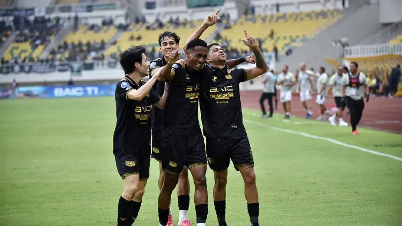 Pemain Dewa United FC merayakan gol ke gawang PSS Sleman