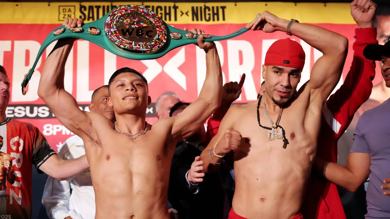 Isaac Cruz (kiri) dan Nestor Bravo. (Foto: Fight TV)