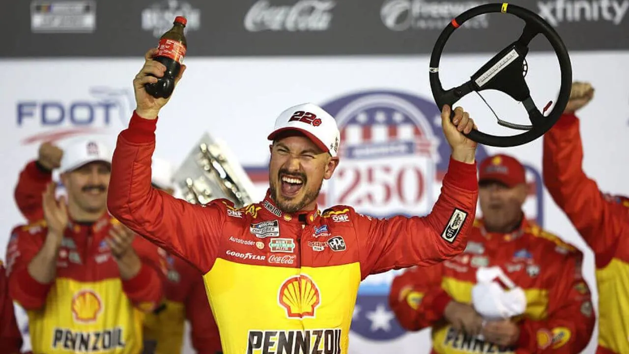 Joey Logano melakukan selebrasi setelah memenangkan balapan NASCAR di Bristol Motor Speedway, Sabtu (19/9) malam waktu setempat. (Foto: AP)