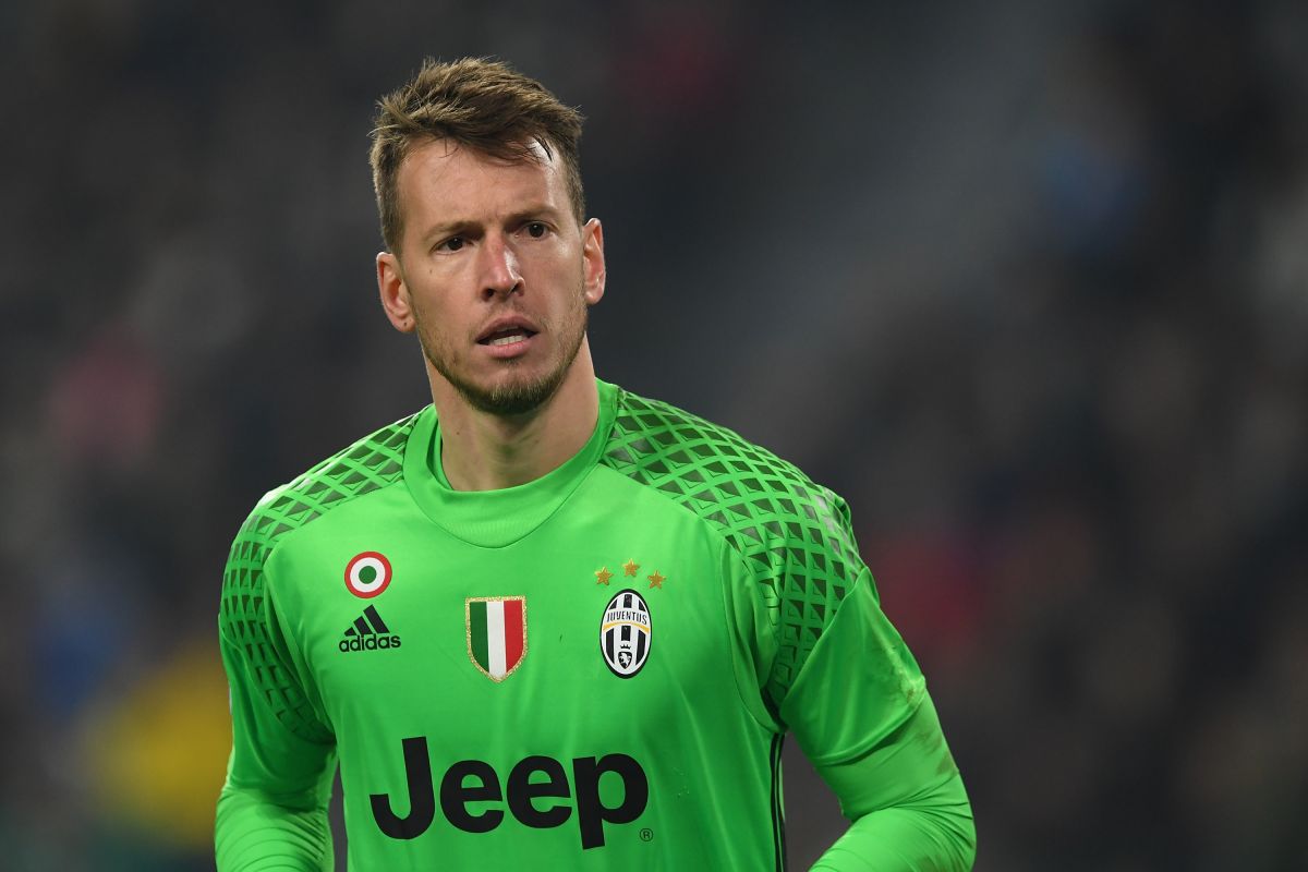 Juventus Berburu Kiper Baru Usai Cederanya Grabara