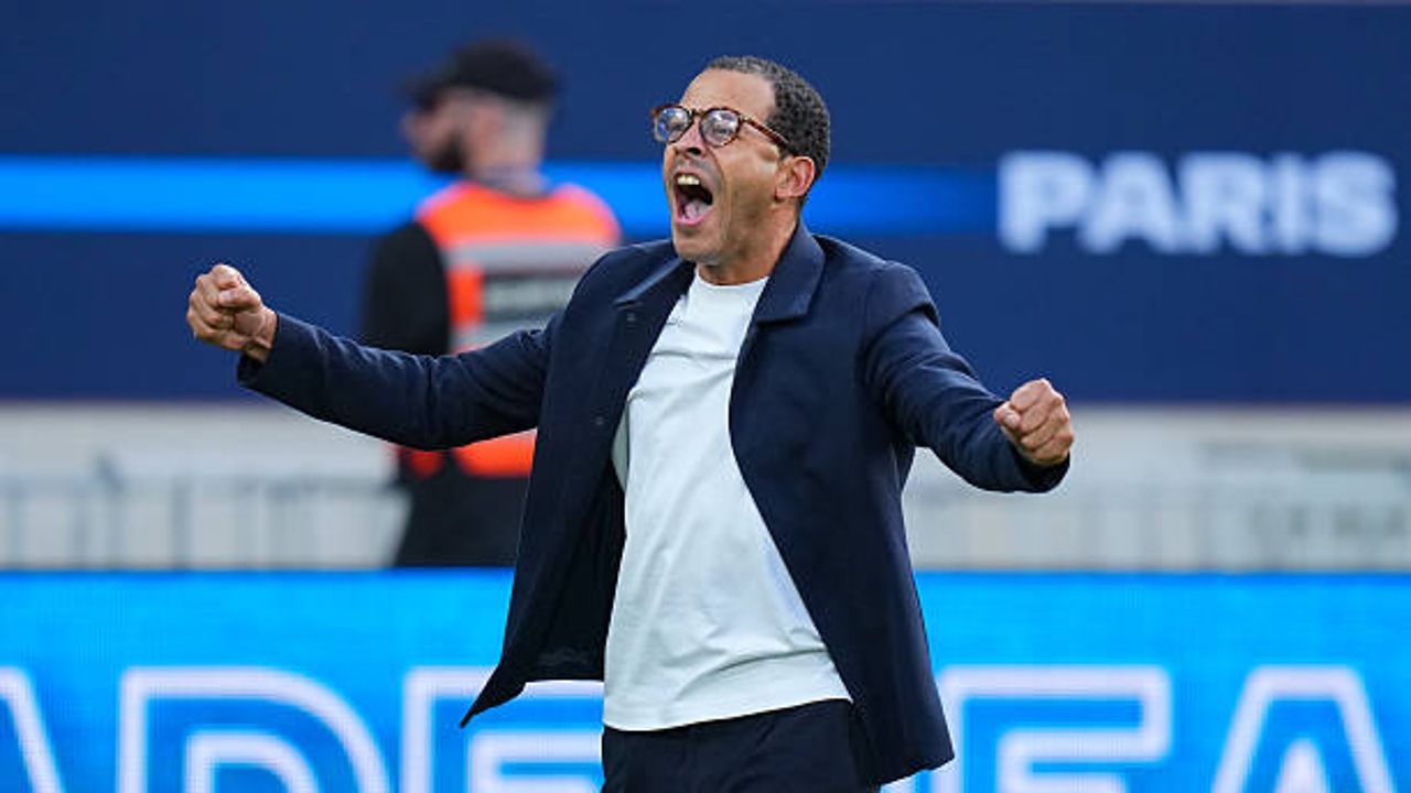 Liam Rosenior Tegaskan Ingin Kirim Pesan Usai Paris FC Tekuk Strasbourg
