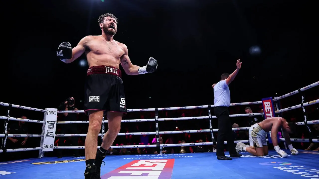 Pat Brown Hentikan John Hedges pada Ronde Keenam di Manchester