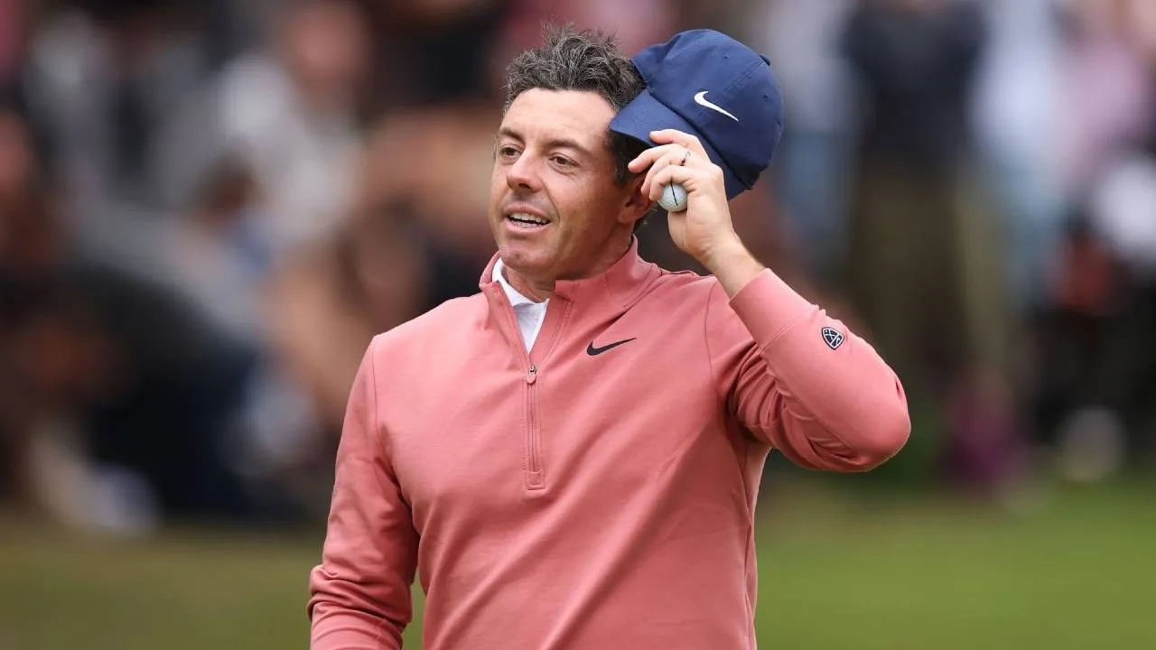Rory McIlroy hanya tertinggal dua pukulan dari Manuel Elvira dan Filippo Celli yang berbagi posisi teratas dengan total 13-under. (Foto: Golf Digest)