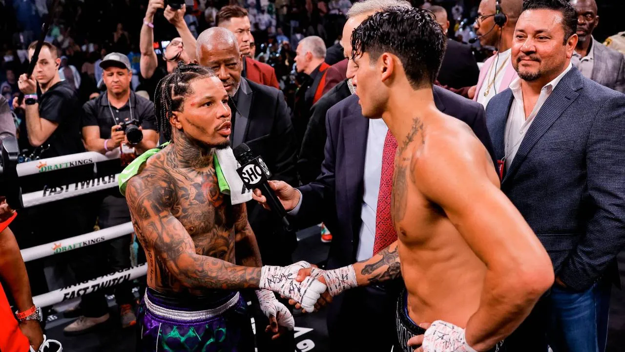 Ryan Garcia (kanan) menjabat tangan Gervonta Davis setelah pertarungan mereka. (Foto: Fight TV)