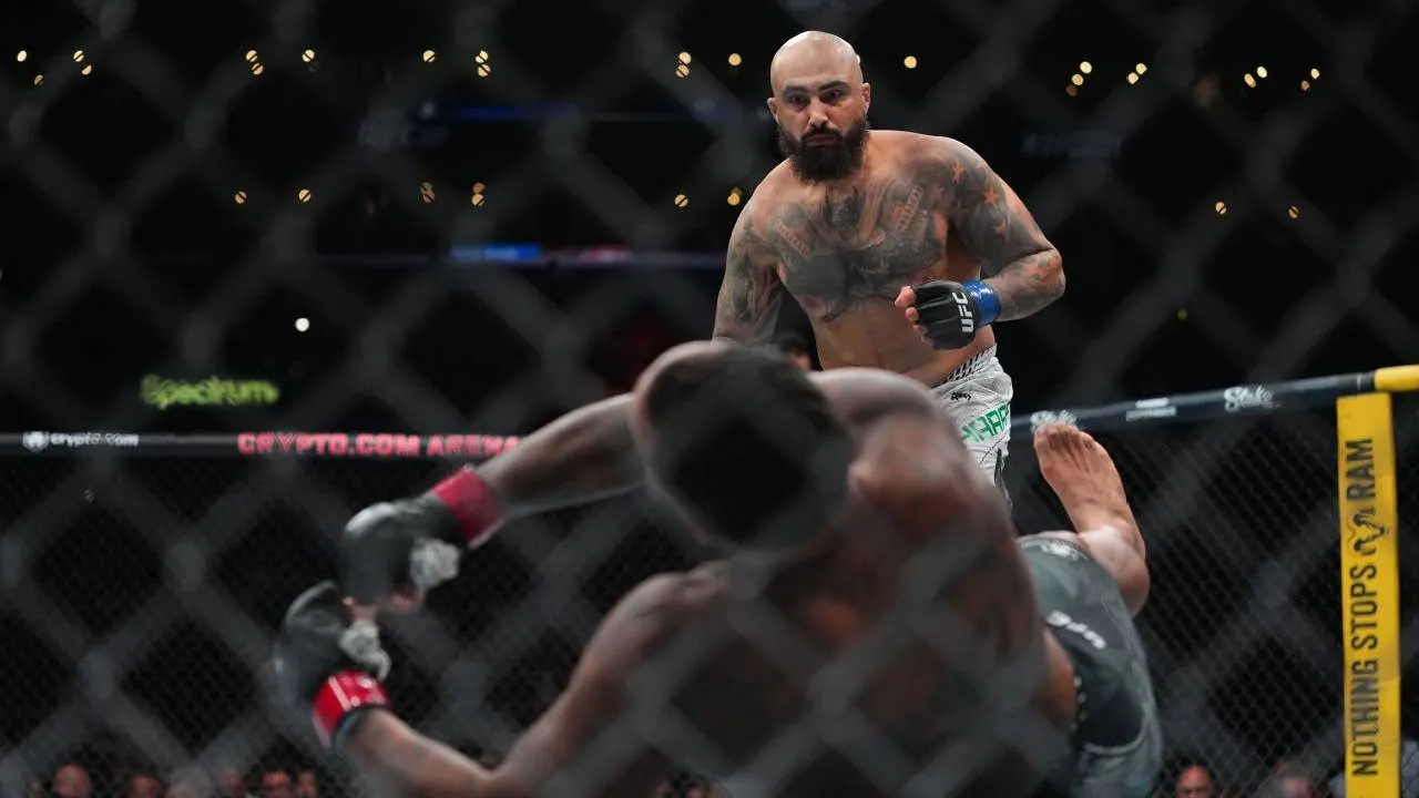 Sean Sharaf langsung menyerang sejak bel berbunyi dan menjatuhkan Steveson dengan pukulan keduanya. (Foto: Fight TV)