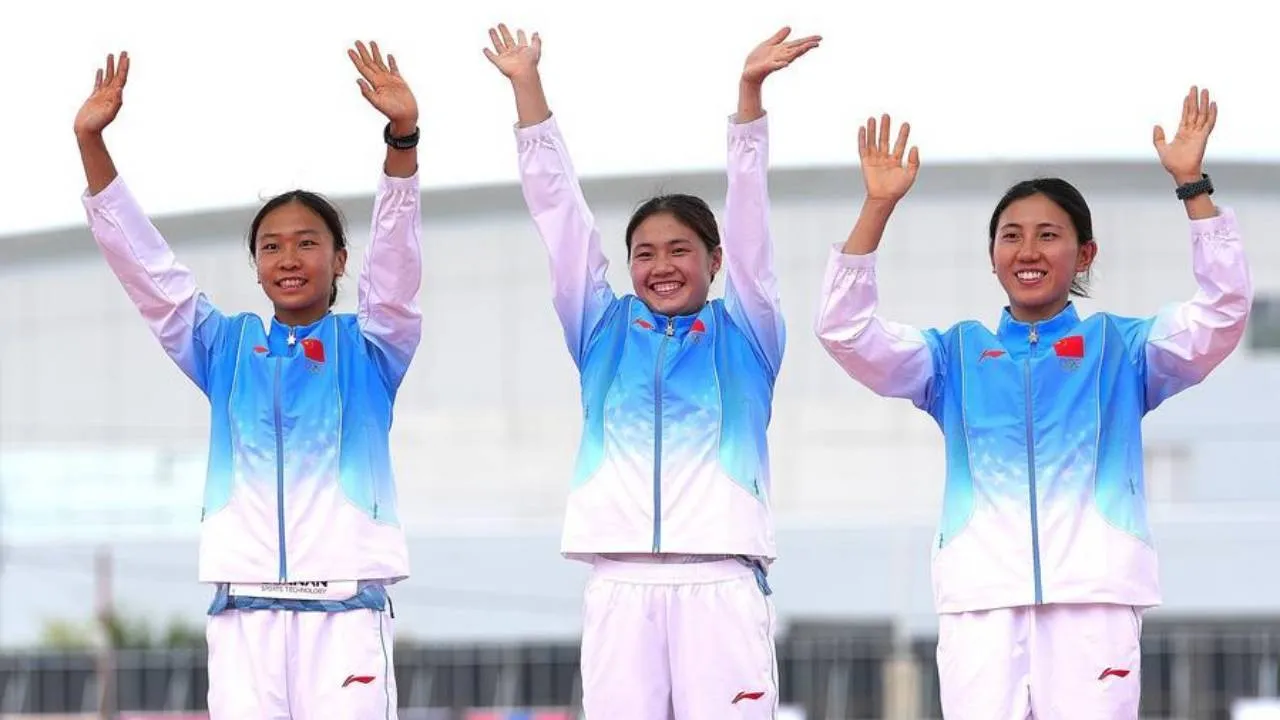 Emas pertama China di Asian Games Aichi-Nagoya datang dari nomor beregu putri modern pentathlon, yakni trio Zhang Mingyu, Wu Xiyao, dan Meng Xin. (Foto: Xinhua)