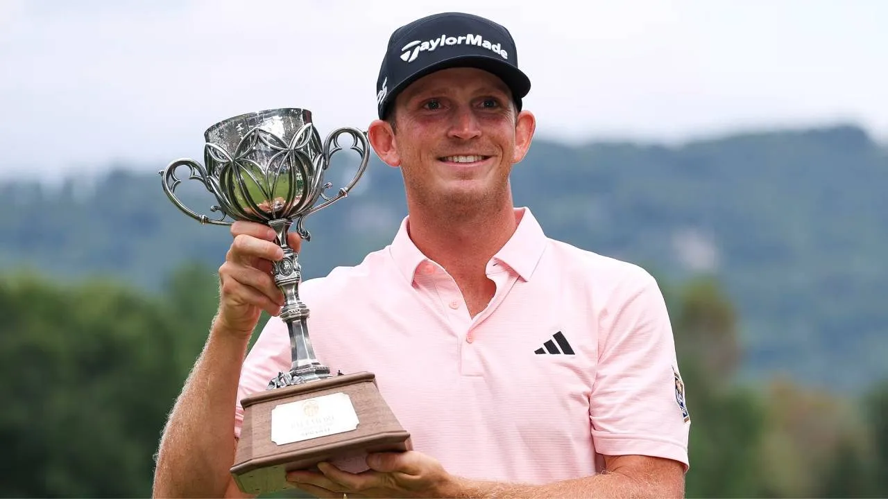 Jacob Bridgeman berpose dengan trofi Biltmore Championship Asheville. (Foto: Golf Digest)