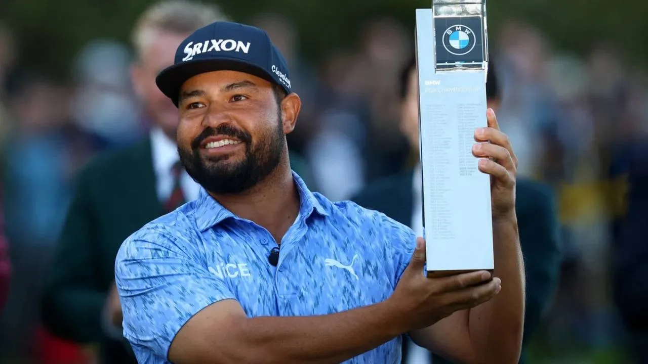 J.J. Spaun berpose dengan trofi BMW PGA Championship