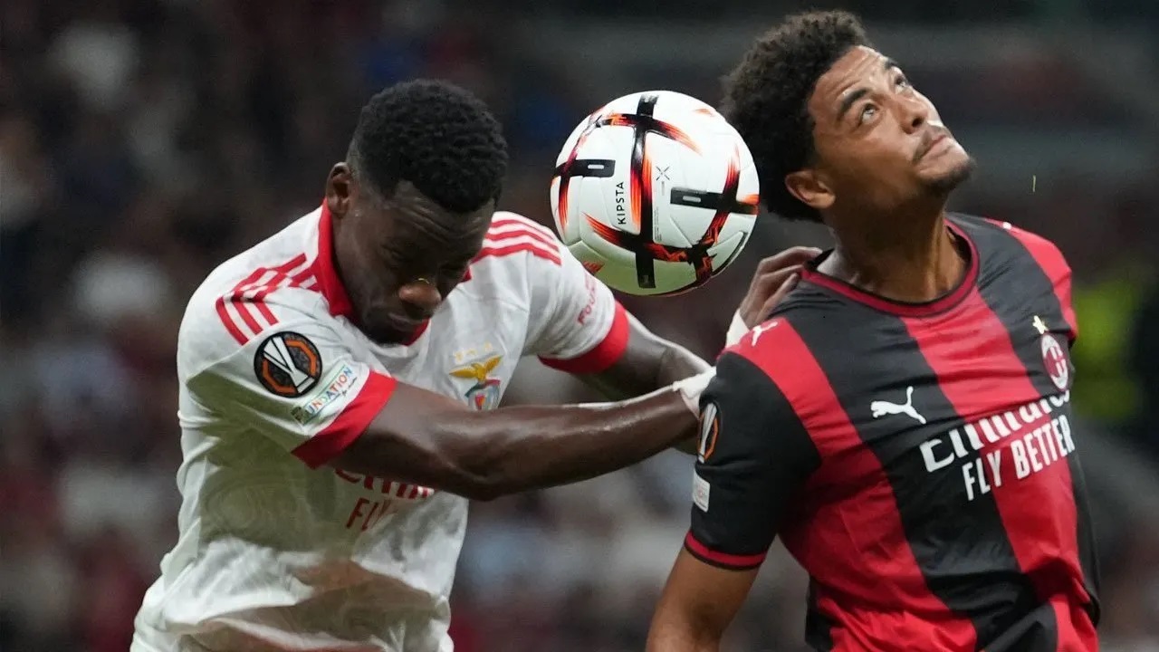 Koni De Winter Ungkap Alasan Milan Main Empat Bek Lawan Lecce
