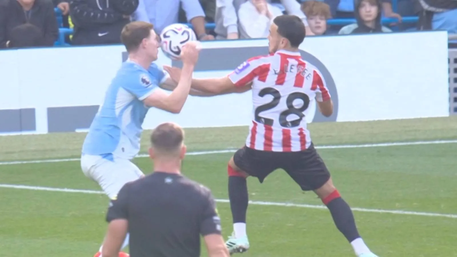 Kontroversi Keputusan Wasit: Sunderland Tak Dapat Penalti Akibat Handball Elliot Anderson - sumber: (givemesport)