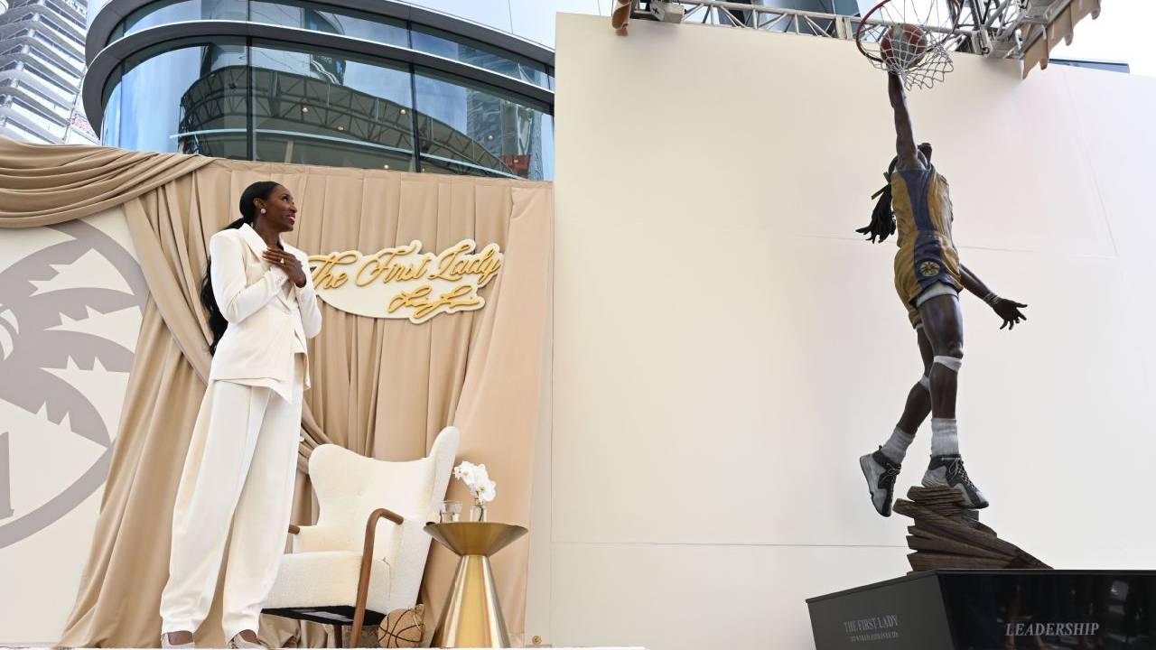Lisa Leslie Diabadikan Lewat Patung di Star Plaza Los Angeles